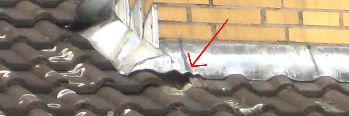 Fehlender Dachziegelverursacht Schäden
